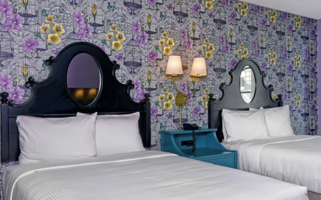 Deluxe Quadruple room with courtyard view