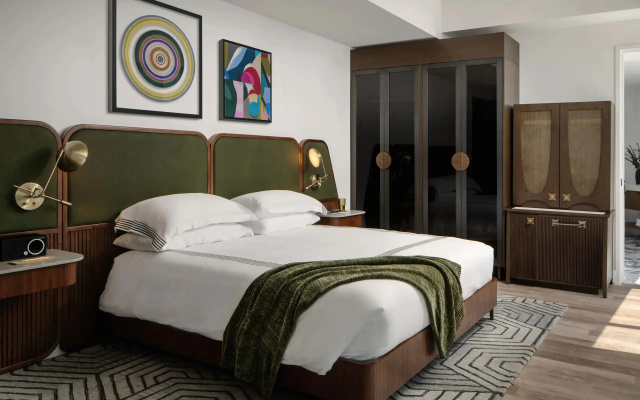 Classic Double Corner Studio Suite