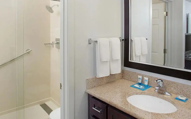 2 Bedrooms Accessible Sextuple Suite