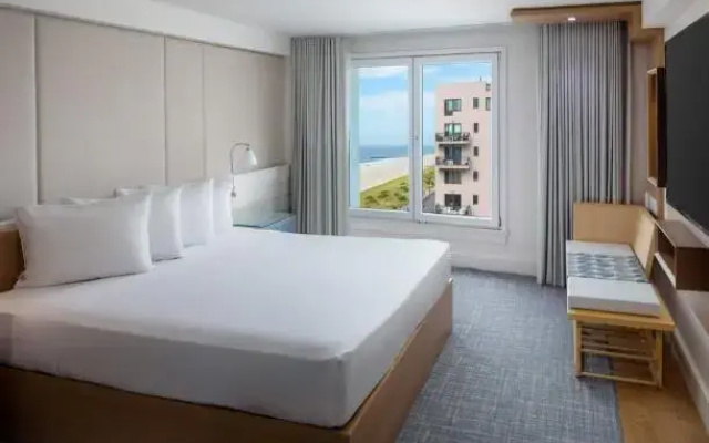 Double room with partial beach view