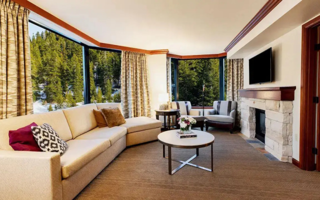 Deluxe Double Fireplace Suite