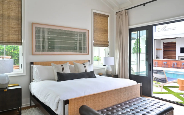 5 Bedrooms Moreland Village Home with river view
