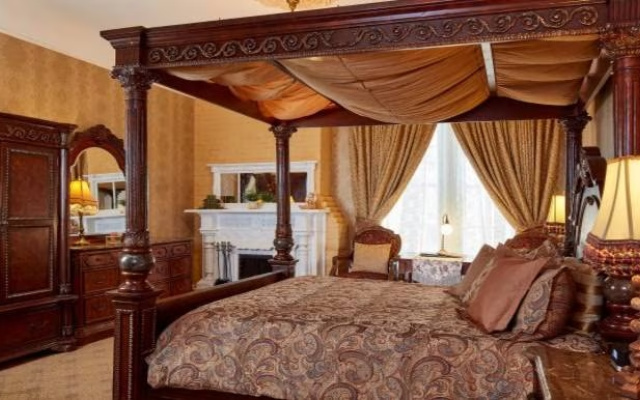 Romantic Canopy Fireplace Double room