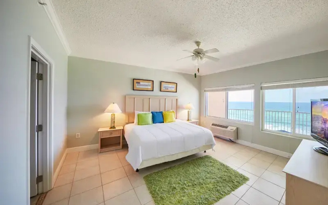 With Kitchen Penthouse beachfront