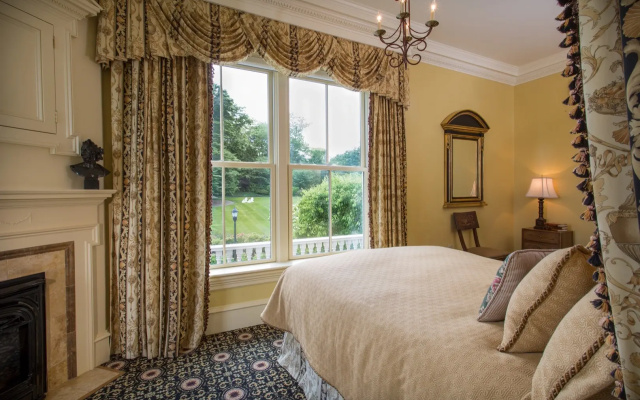 Greek Revival Double room