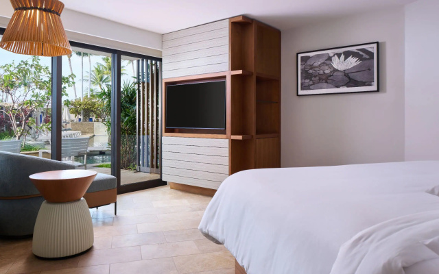 Double Suite pool side
