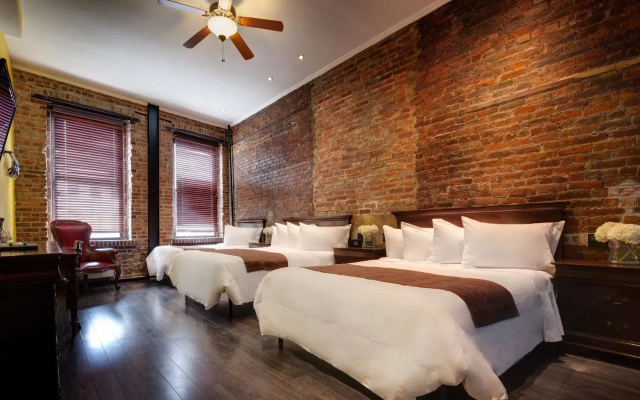 Deluxe Quintuple Family room