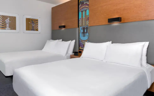 Poolside Traditional Twin room with mountain view
