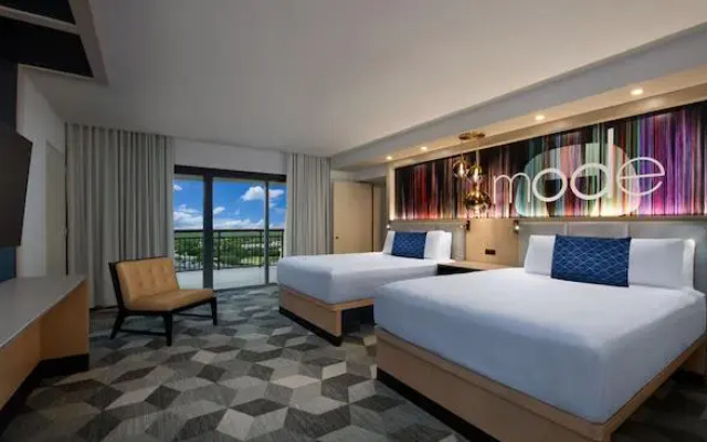 1 Bedroom Club Level Suite Theme Park View