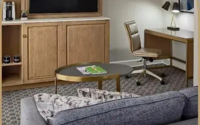Petite Manhattan room
