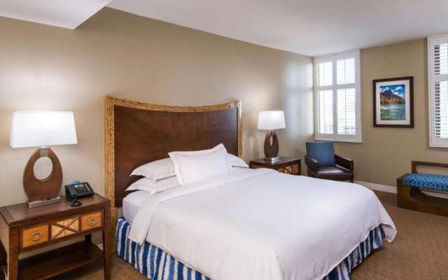 2 Bedrooms Hearing and Roll-In Shower Accessible Quadruple Lagoon Suite oceanfront