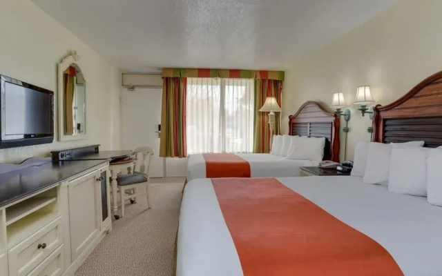 Standard Quadruple room with pool view