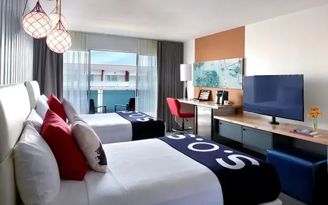 Deluxe Quadruple room with balcony and with partial bay view
