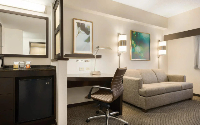 High Floor No Sofa Bed room