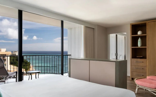 1 Bedroom Deluxe Kealohilani Twin Suite with balcony and oceanfront