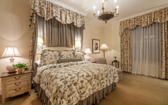 FJ Monteleone Double Suite