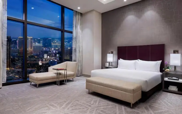 2 Bedrooms Suite with strip view
