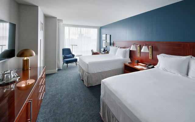 Classic Twin room with Skyline View