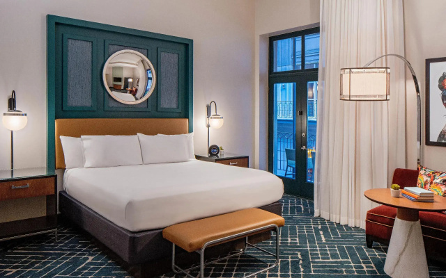 Double room with balcony and with bourbon street view