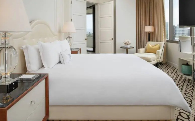 Beverly Hills (Hearing Accessible) Double Suite