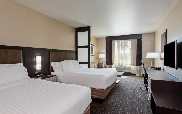 Extra Living Area Twin Suite
