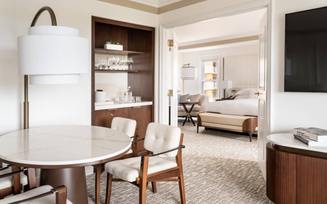 Executive Suite with Lakefront view and Pool view