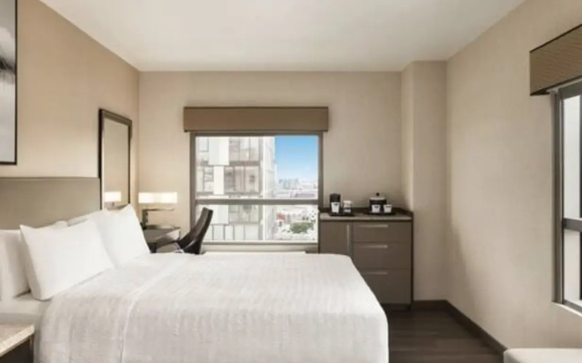Mobility/Hearing Accessible with Tub room with city view