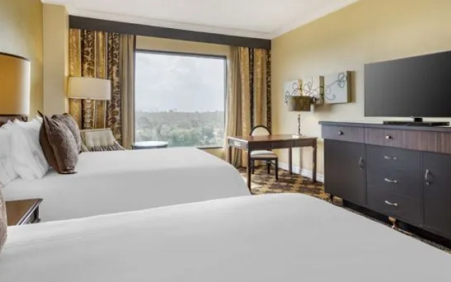 Premier Signature Twin room with city view