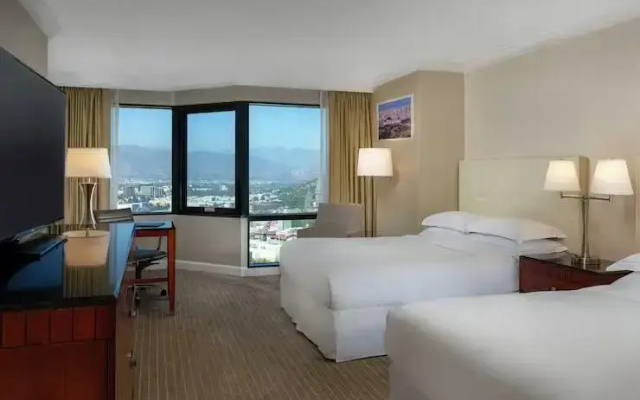 Double room with Universal Studio view