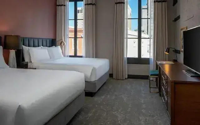 Magazine Quadruple Suite with street view