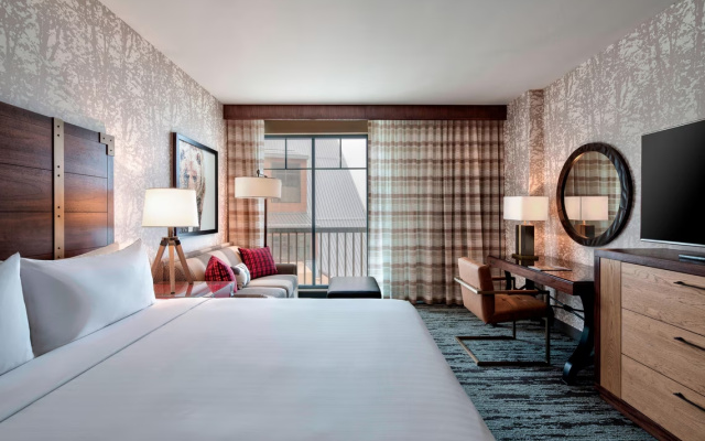 Double room with partial mountain view