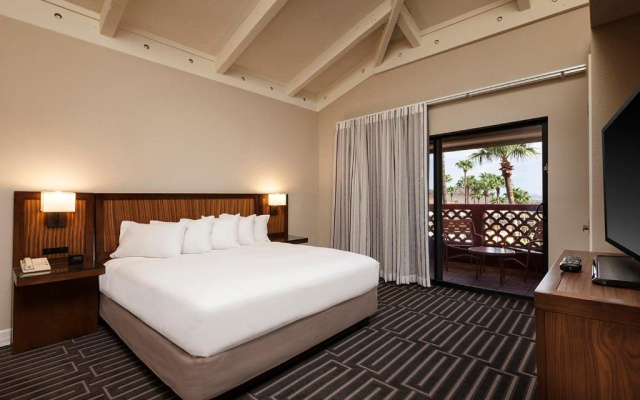 1 Bedroom Double Suite with land view
