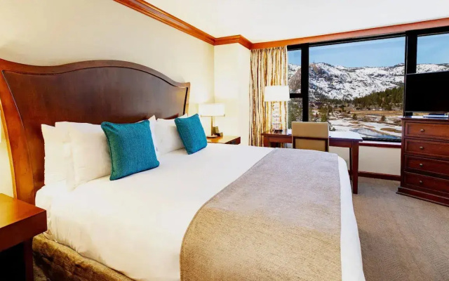 1 Bedroom Double Bi-Level Fireplace Suite Valley View
