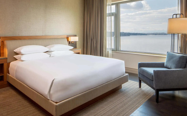 Corner Double Suite with lake view