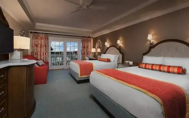 Quadruple room with Theme park view