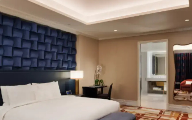 2 Bedrooms Crown Fleur de Lis Suite