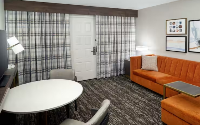 1 Bedroom Accessible Mobility Twin Atrium Suite
