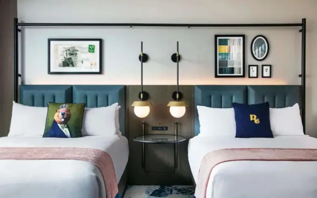 Standard Quadruple room with street view