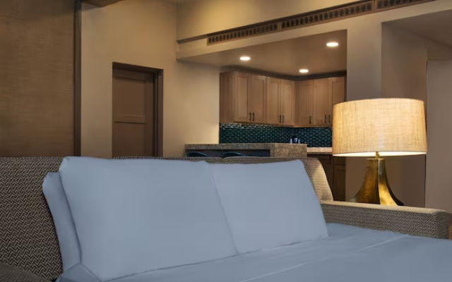 King Kamehameha Club Suite