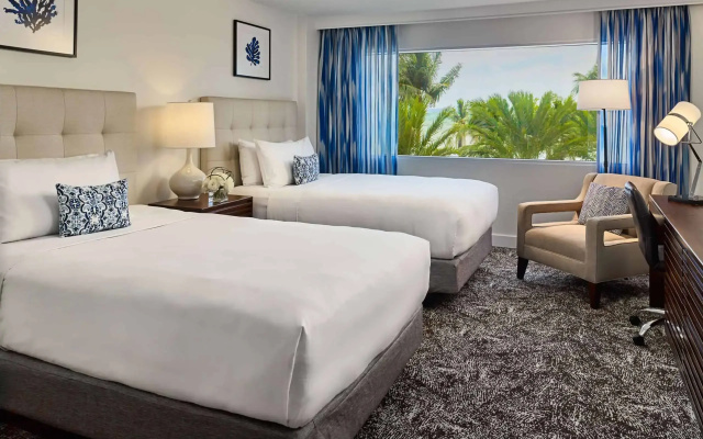 Deluxe Ocean Curve Accessible Twin room