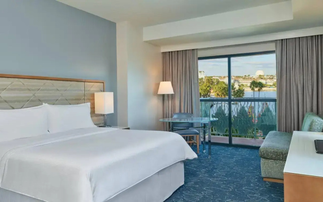 Fireworks View Guest room with balcony and with Resort view