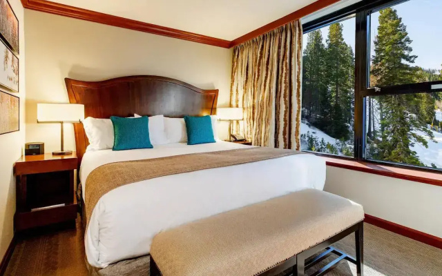 3 Bedrooms Deluxe Fireplace Suite Valley View