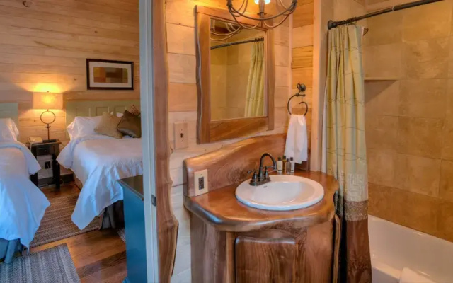 2 Bedrooms Treehaus