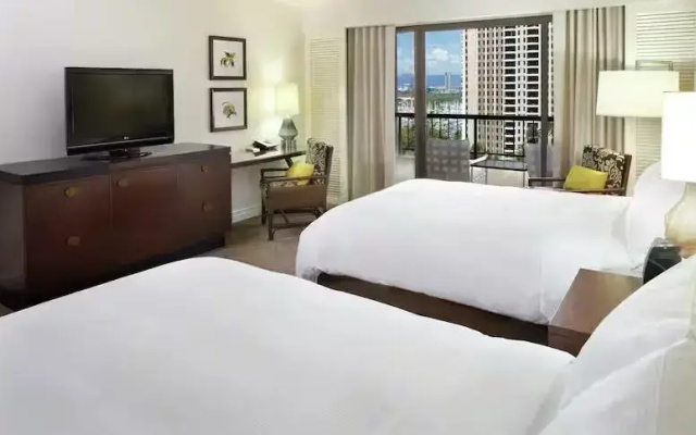 Alii Twin room with partial ocean view