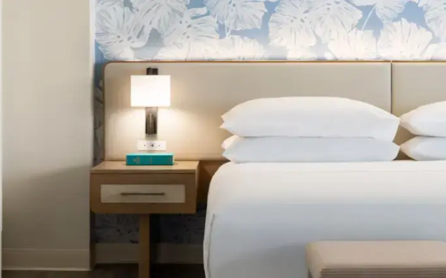 Double Corner Ainahau Tower Junior Suite with ocean view