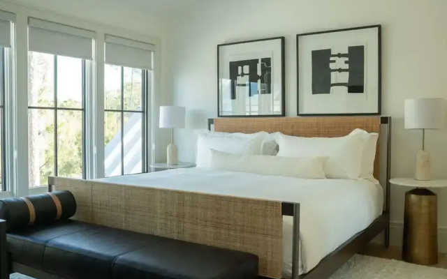 5 Bedrooms Moreland Village Home with lagoon view