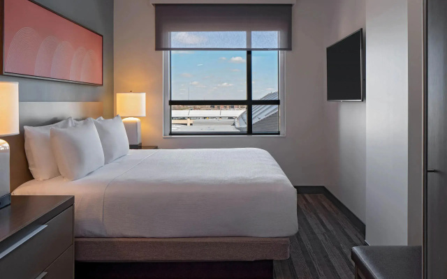1 Bedroom Double Kitchen Suite with city view