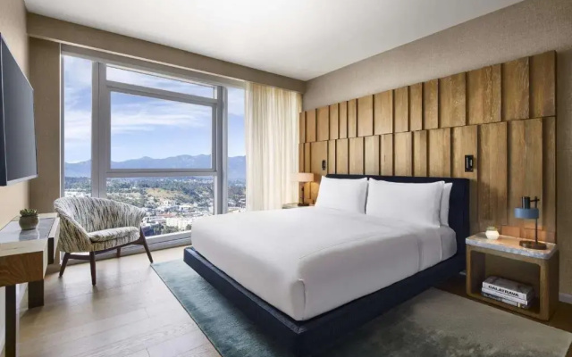 1 Bedroom Premium Double Suite with mountain view