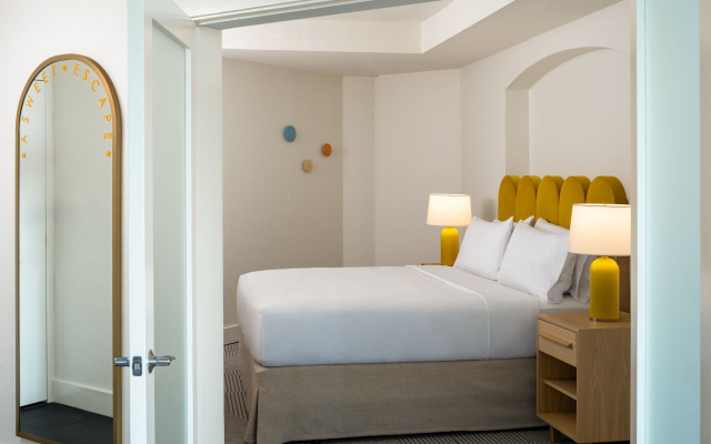 Executive Suite with balcony and with pool view