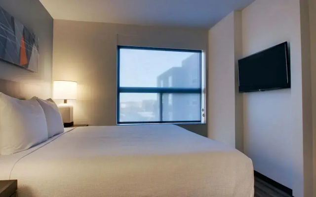 1 Bedroom Accessible Tub Kitchen Suite